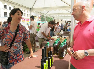 Visita del regidor Peris al Mercat de l'Hort a Taula a la plaça de Sant Joan.