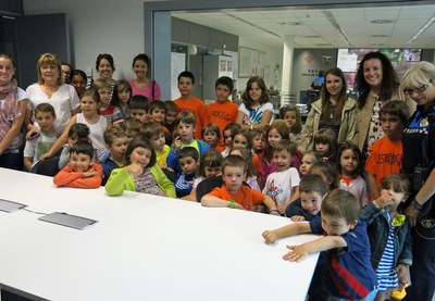 Sara Mestres amb el grup del Casal d'Estiu de Lestonnac-L'Ensenyança, a les dependències de la Guàrdia Urbana de Lleida.