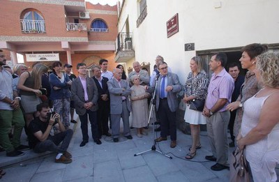 El paer en cap, amb diversos membres de la Corporació Municipal, els familiars de l'homenatjat i els veïns del barri, en l'estrena de la nova plaça F….