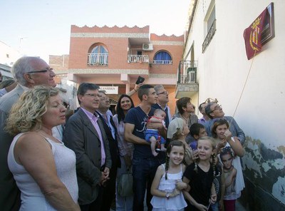 L'alcalde Ros ha batejat la nova plaça a Magraners amb els familiars de Francisco Sanjuan i els veïns del barri.
