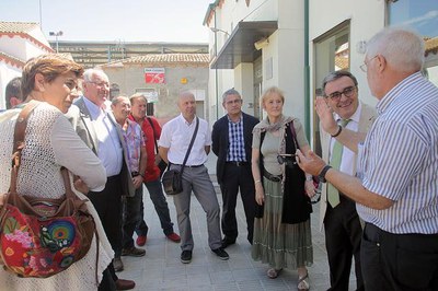 S’unifica l’espai de l’antic bar amb la sala polivalent que passarà a tenir prop de 170 m2 amb un escenari, alhora que es millora l’accessibilitat al….