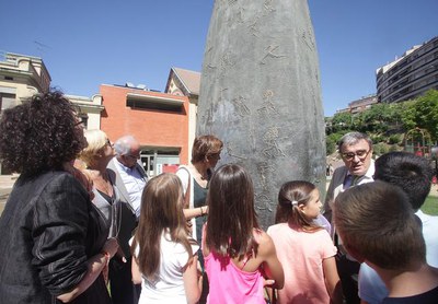 La campanya "Fem Dissabte" al barri Universitat-Escorxador inclou la neteja de l'escultura "L'ametlla com balla".