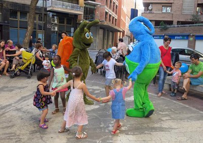 El Caragol Banyetes, jugant amb els nenes i nenes de Lleida.
