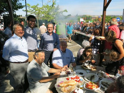 Centenars de persones participen en la tradicional sardinada que serveix per agafar forces abans de la Transèquia.