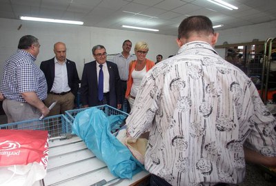 Els treballadors de Troballes trien i classifiquen la roba que donen els ciutadans i ciutadanes..