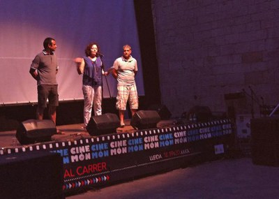 La regidora Ball, en l'obertura del 9è Cinemón, cinema solidari al carrer.