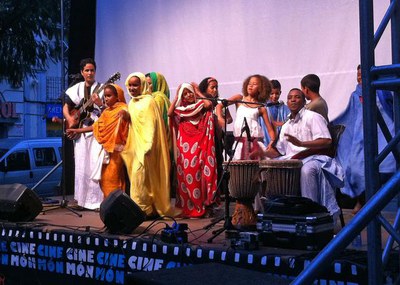 El cantant sahrauí Mufid, en l'actuació musical de Cinemón, aquesta tarda.