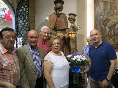 El tinent d’alcalde Rafael Peris i diversos regidors han assistit a la tradicional ofrena que el Centro Galego de Lleida fa al seu patró, Sant Jaume.