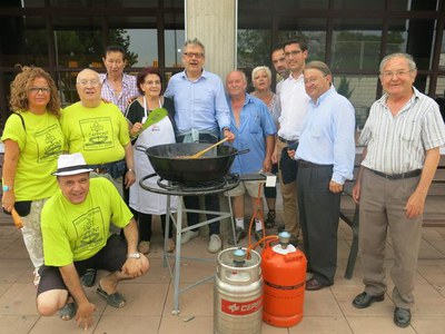 Més de 300 persones gaudiran de les 6 cassoles que s’han cuinat de catxipanda a la Bordeta.