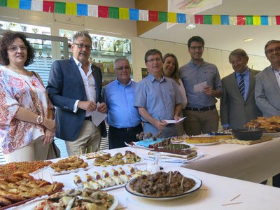 El tinent d'alcalde i regidor del barri, Fèlix Larrosa, i diversos representants municipals han participat en el XXIV concurs de truites, canapès i p….