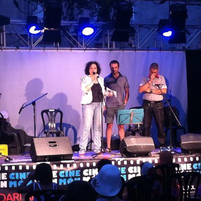 La regidora M.Rosa Ball, acomiadant Cinemón 2014 i agraint la participació a les activitats, que han comptat amb unes 3.000 persones.