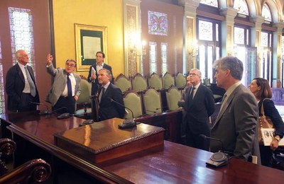 Àngel Ros, amb els representants del grup Mahou-San Miguel al Saló de Sessions de la Paeria.