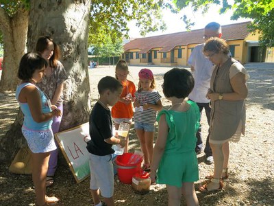 La tinenta d’alcalde i regidora de Cultura, Montse Parra, i el regidor d’Educació i Infància, Jesús Castillo, han compartit una estona de joc amb els….