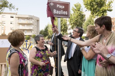 La nova plaça Baulies de la Bordeta dota el barri d’un nou espai públic, enjardinat i amb jocs.