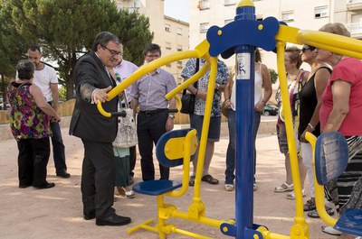 L'alcalde, Àngel Ros, provant els nous jocs esportius instal·lats a la plaça.