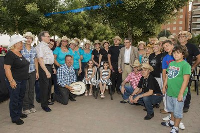 El paer en cap ha saludat els participants de l'actuació de country a la festa major d'Instituts-Sant Ignasi.