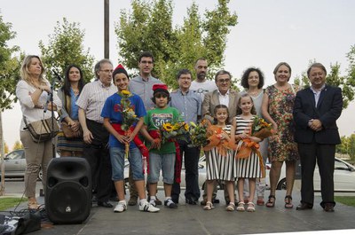 Els representants municipals amb les pubilles i els hereus d'Instituts-Sant Ignasi.