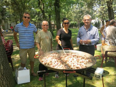 J.Gómez i A.Casabon, en el concurs de paelles de Raimat, que s'organitza per la festa major.