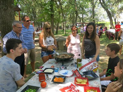 Joan Gómez, regidor de Raimat, ha visitat els cuiners participants en el XXII Concurs de paelles.