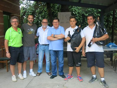 T.Alonso amb la parella que ha quedat subcampiona en el Torneig Interclubs de Petanca, organitzat pel club La Mitjana de Pardinyes.