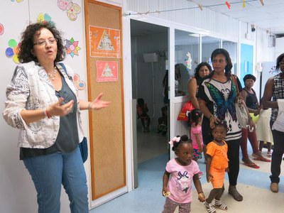 La regidora M. Rosa Ball ha compartit diverses estones de joc amb els més menuts.