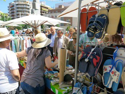 Gran afluència de públic al Mercat de les Rebaixes d’Estiu de la Zona Alta.