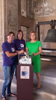 La tinenta d'alcalde i regidora de Cultura, Montse Parra, i els organitzadors de la cursa, en l'acte simbòlic de suport a la restauració de la campan….