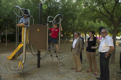 L’alcalde Ros, amb R.Peris, M.Camps i P. Castillo, en l’estrena de la renovació dels jocs infantils i mobiliari de la plaça Maria Rúbies de Pardinyes.