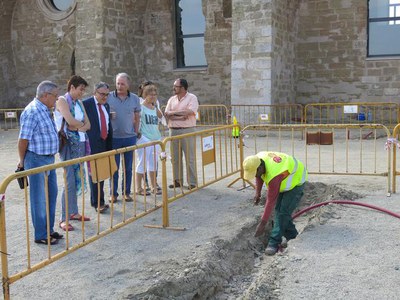 Les obres han començat amb l’obertura de rases per fer tota la instal·lació elèctriques i les excavacions arqueològiques pertinents.
