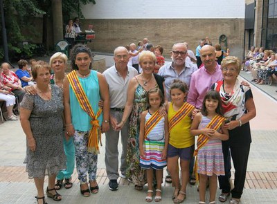 R.Peris i D.Arderiu, amb el president de l'AV i els membres de la junta de l'associació de jubilats, en les festes de Pardinyes.
