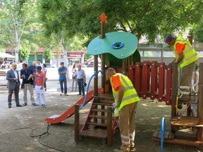 Algunes de les persones que treballen en la campanya intensiva de neteja ho fan gràcies al Programa Reorienta’t.