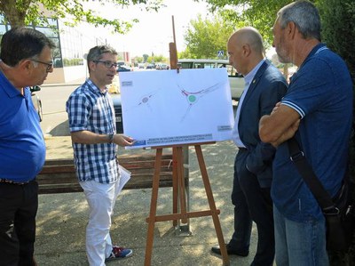 L’alcalde accidental, amb els tècnics, que li han explicat el projecte de les obres de les rotondes de la N-II.