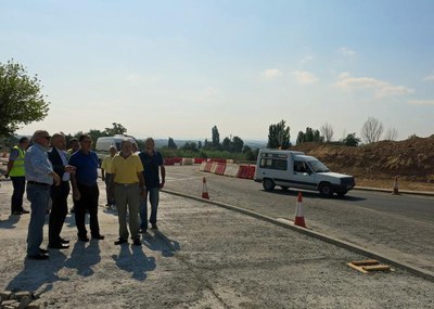 Peris ha visitat les obres a la N-II, que pretenen donar més seguretat a aquesta via, facilitant també les incorporacions entre la carretera principa….