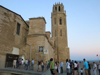 Centenars de persones s'han atansat a la Seu Vella per veure la lluna plena des del claustre.
