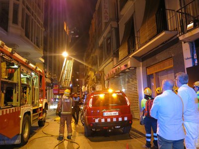 L'alcalde accidental, R.Peris, i el tinent d'alcalde, F.Larrosa, a la plaça de la Sal, on s'ha produït una explosió i incendi.