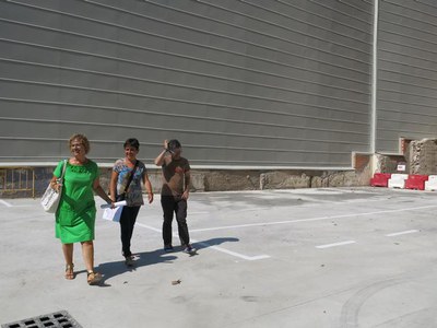 L'alcaldessa accidental, Montse Parra, durant la seva visita al nou aparcament.