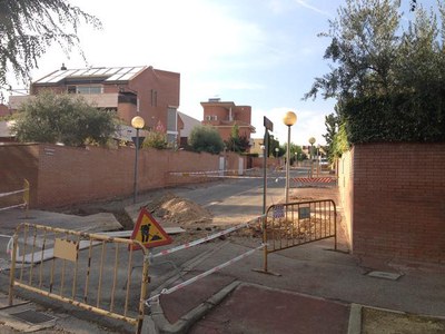 L’actuació consisteix en l’arranjament de les voreres amb formigó vermell i la plantació de nou arbrat.