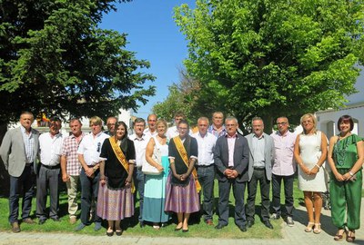 L'alcaldessa accidental, els regidors de la Paeria, els representants de l'EMD de Sucs i les pubilles, a la sortida a de la missa de festa major.