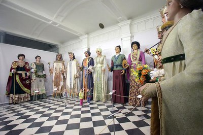 Els Gegants de Lleida participen durant l'any en diversos actes de cultura popular arreu del territori. Al setembre s'exposen a Barcelona amb la sing….