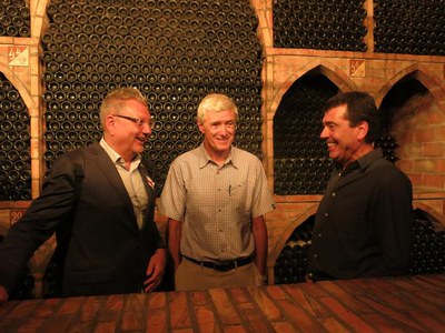 Fèlix Larrosa amb Tomàs Cusiné, president de la Ruta del Vi de Lleida, i Xavier Farré, director de Viticultura de Raimat i president de la DO Costers….