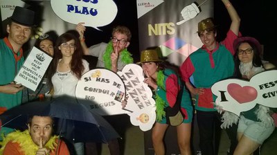 Un grup de joves, amb Les Nits Q Lleida.