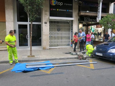 Gairebé una trentena de persones treballen fins el proper dissabte en aquesta campanya intensiva de neteja de carrers, places, embornals i mobiliari ….