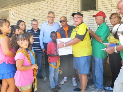 Uns 200 jugadors participen en el torneig de bitlles, molt arrelat al barri.