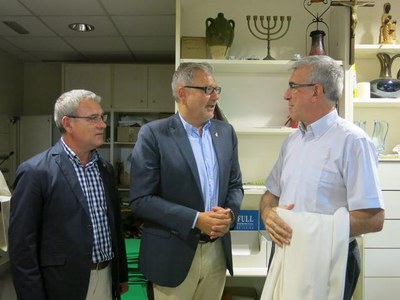 L'alcalde accidental i el regidor de Balàfia, conversant amb el màxim responsable de l'orde dels claretians, el Pare General, Josep Maria Labella, qu….