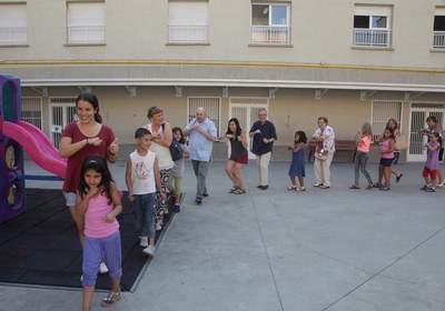 El Casal té lloc a les instal·lacions de l' Epis Club amb monitors voluntaris de l' Escola de l' Esplai..