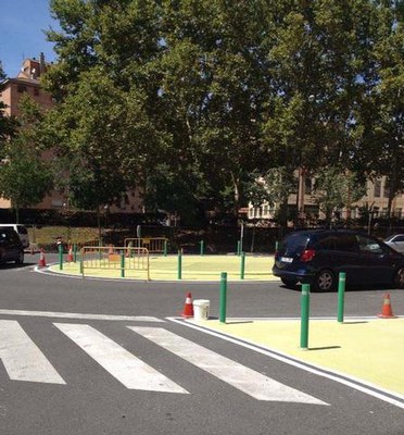 Aquesta actuació, que té com objectiu millorar l' ordenació del trànsit, forma part del projecte Entorns Escolars Segurs..