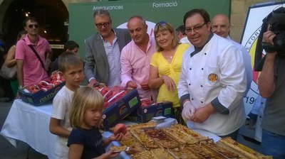 El Gremi de Forners elabora una nova coca de pera, poma i préssec per promoure’n el consum i JARC reparteix peces de fruita gratuïtes entre la ciutad….