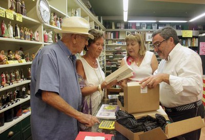 El paer en cap ha agraït a la família Fregola la seva aportació històrica al comerç de la ciutat i ha signat el llibre d'honor de l'establiment..