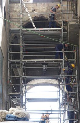 Els treballs de conservació se centren en la neteja, adequació i estabilització del material de la volta de creueria del segle XV.