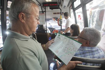 L-11 connecta el centre de la ciutat amb el barri antic, la zona alta, l' Escorxador, l'entorn de Pius XII i Pardinyes..